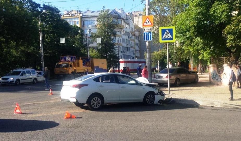 В центре Калуги «Мерседес» вылетел на тротуар: пострадали четыре человека