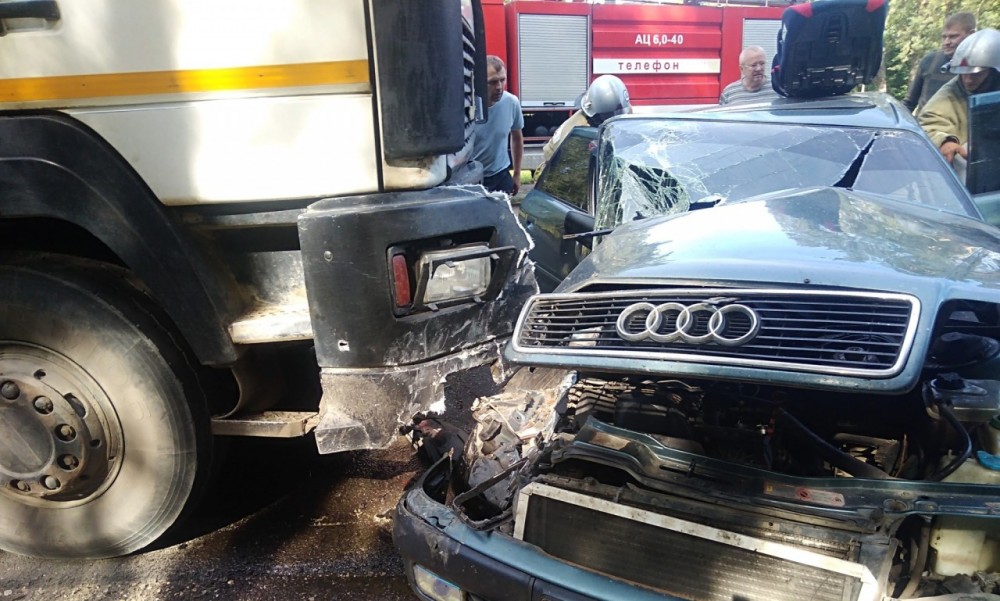 В Калужской области «Ауди» попал под многотонный грузовик