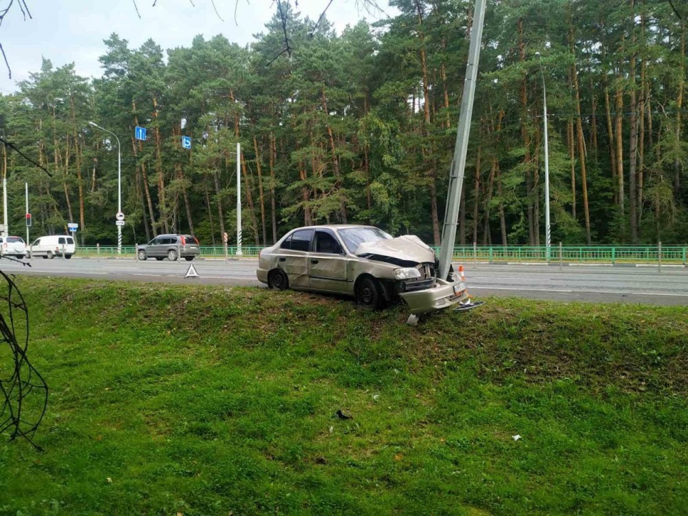 В Калуге 20-летний водитель врезался в столб
