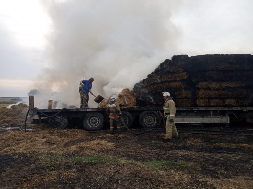 Фура с соломой загорелась в Калужской области