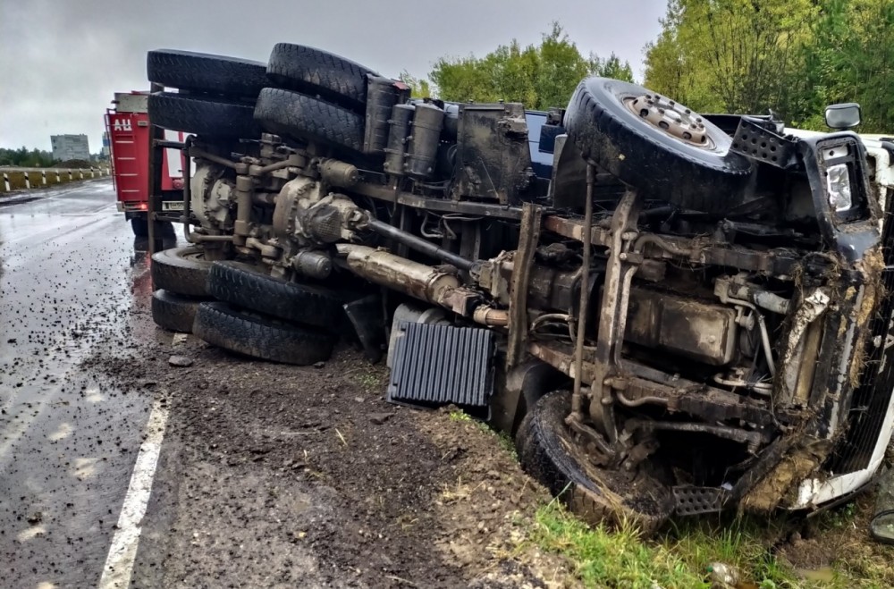 В Калуге водитель погиб в перевернувшемся грузовике