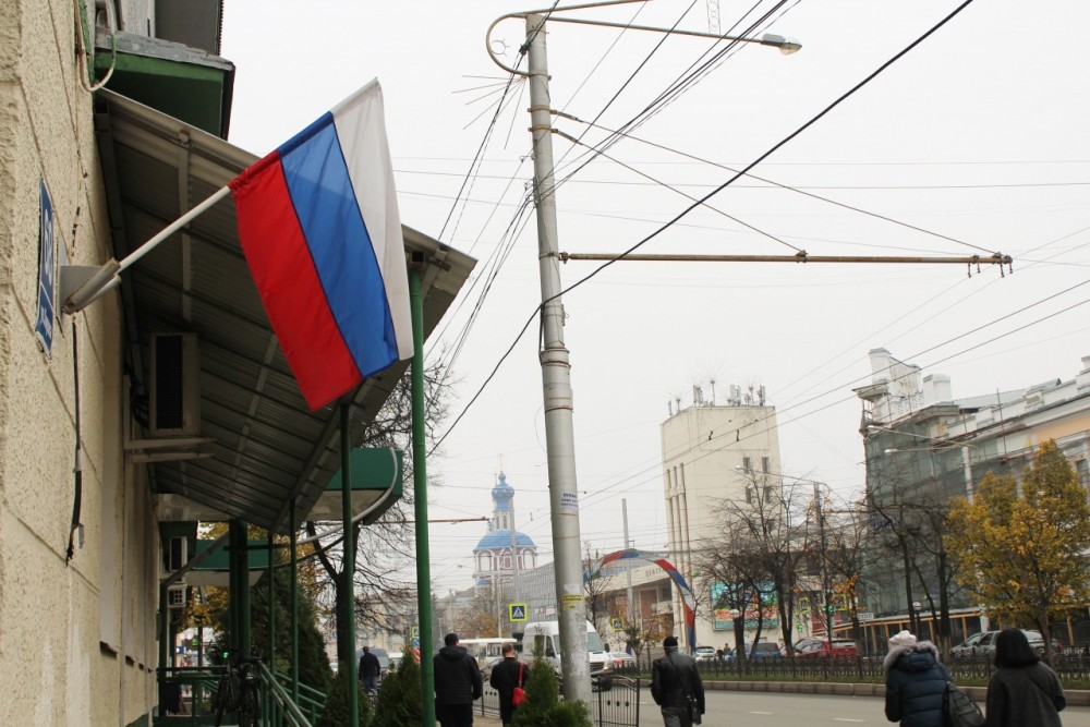 Дома в центре Калуги украсили флагами России