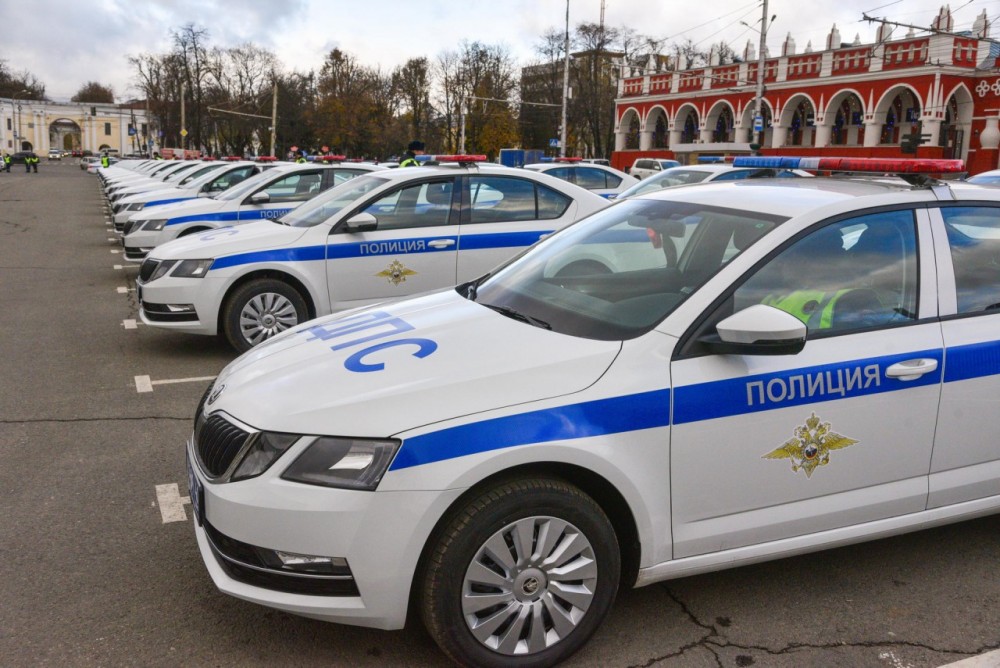 В Калуге губернатор передал полицейским 34 новых служебных автомобиля