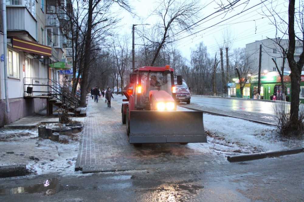 В Калуге коммунальщики заявили об обработке 80% тротуаров