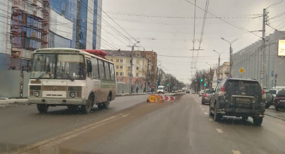 В Калуге водители сбивают знаки на месте строительства островка безопасности на улице Ленина