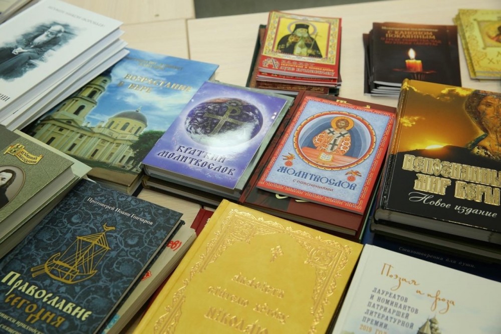 В Калуге больным коронавирусом передали святую воду и книги с молитвами