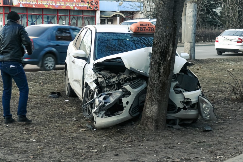 В Калуге «Форд» и «Жигули» столкнулись на улице Московской