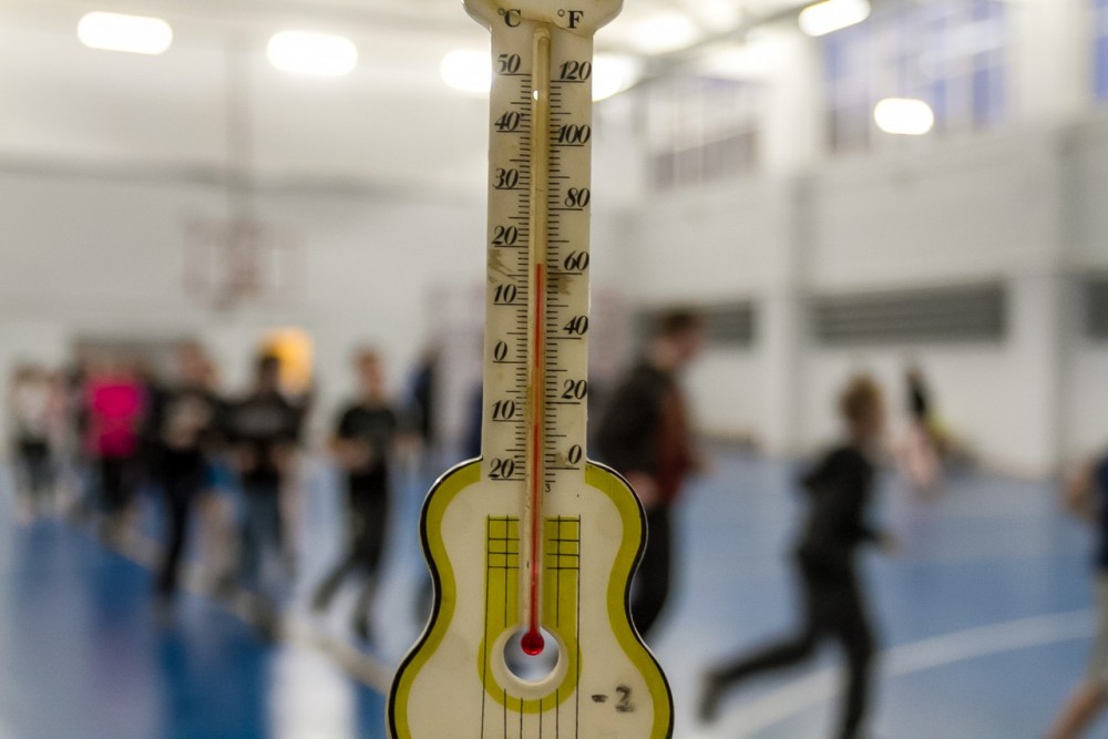В калужской школе дети и учителя замерзают на уроках физкультуры