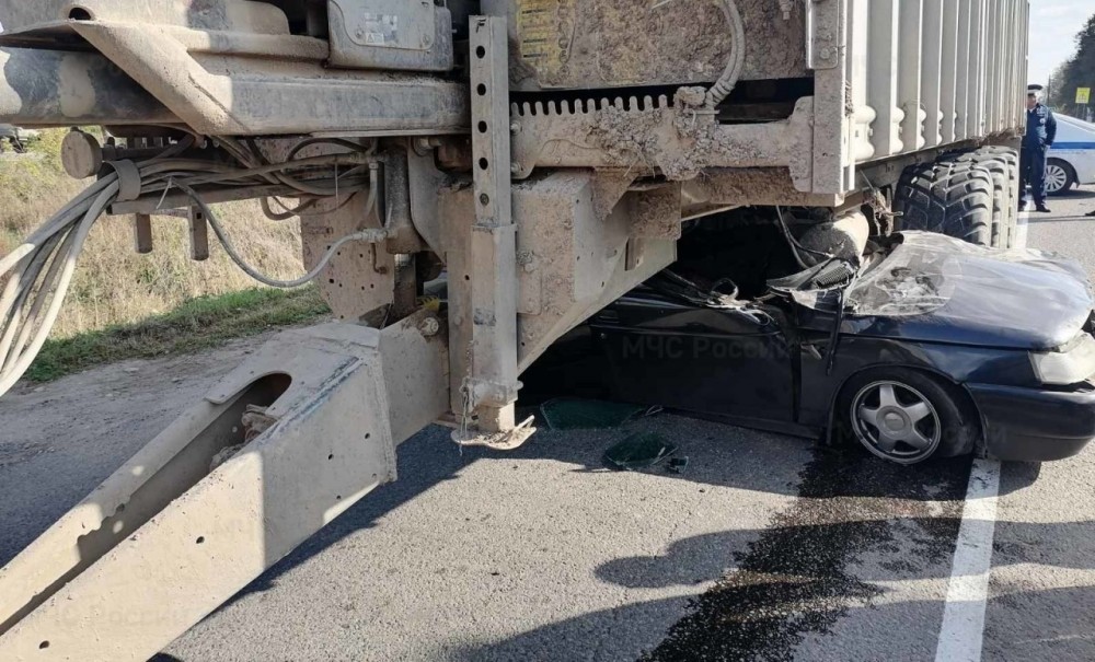 В Калужской области 25-летний водитель «Лады» погиб в жутком ДТП с трактором