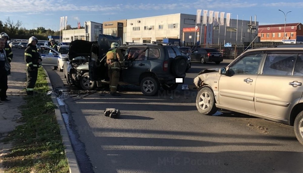 В Калуге три автомобиля столкнулись на улице Зерновой