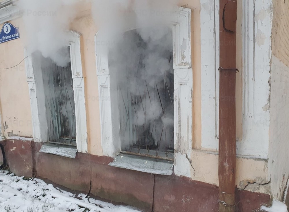 В Калуге мужчина и женщина погибли при пожаре в доме на улице Набережной