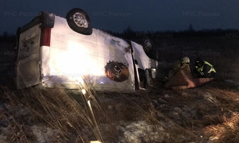 В Калужской области два человека пострадали в перевернувшемся фургоне