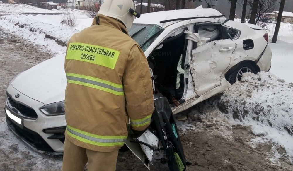 В Калужской области 23-летний водитель «Киа» попал в реанимацию после столкновения с КамАЗом