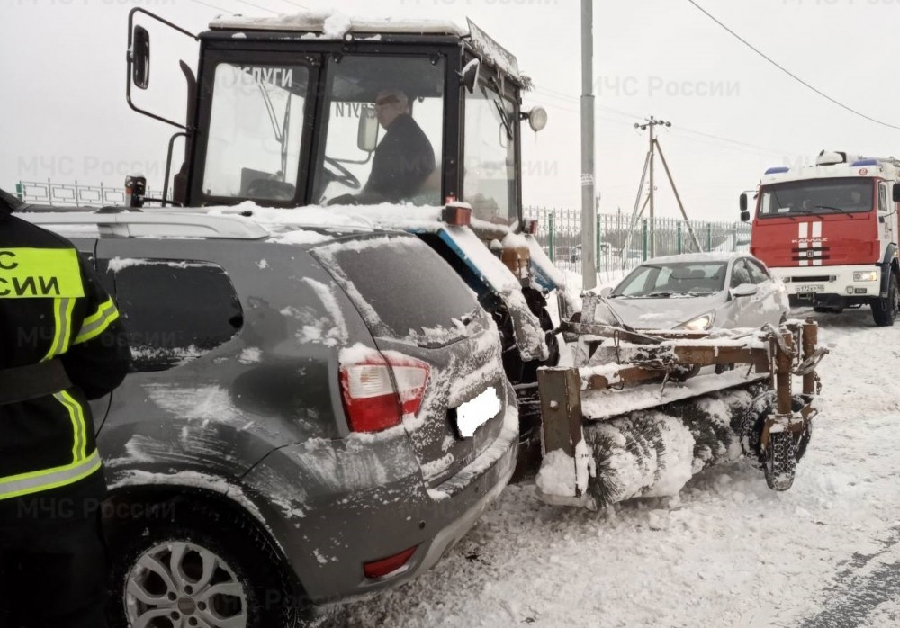 В Калуге «Ниссан» столкнулся со снегоуборочным трактором