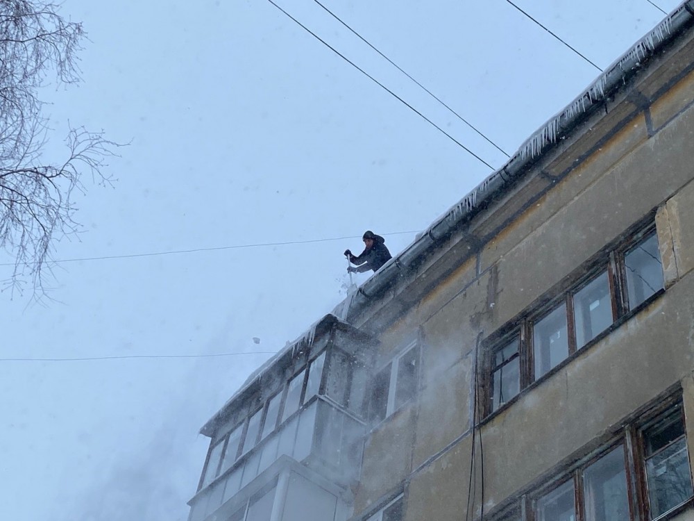 Городской голова Калуги призвал управляющие компании сбить сосульки с крыш