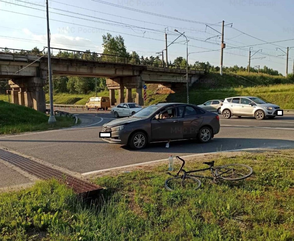 Велосипед и автомобиль «Лада» столкнулись в Калуге