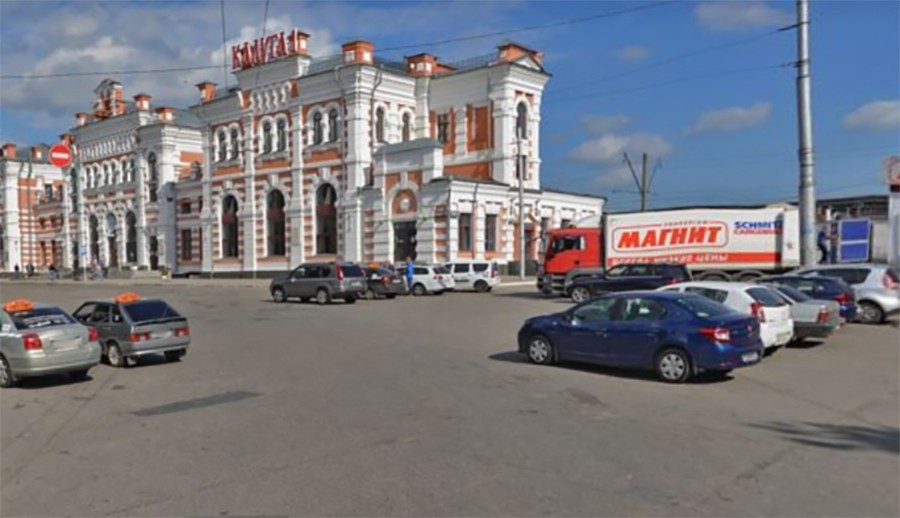 В Калуге эвакуируют автомобили с парковки у вокзала для нанесения разметки