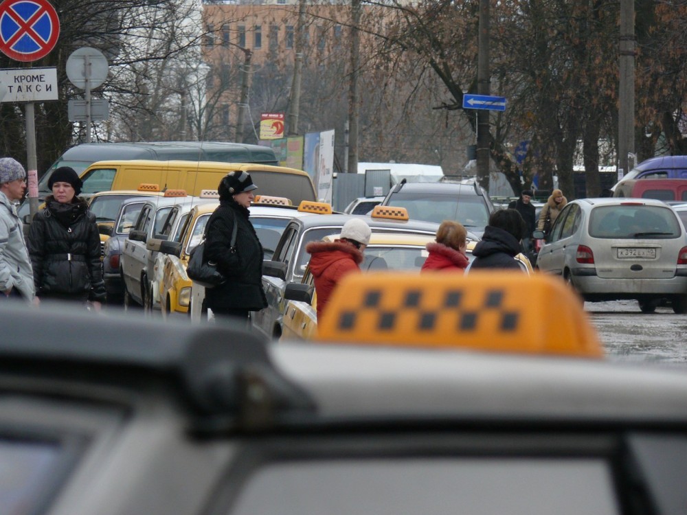 В Калужской области на год перенесли требование к цвету автомобилей такси