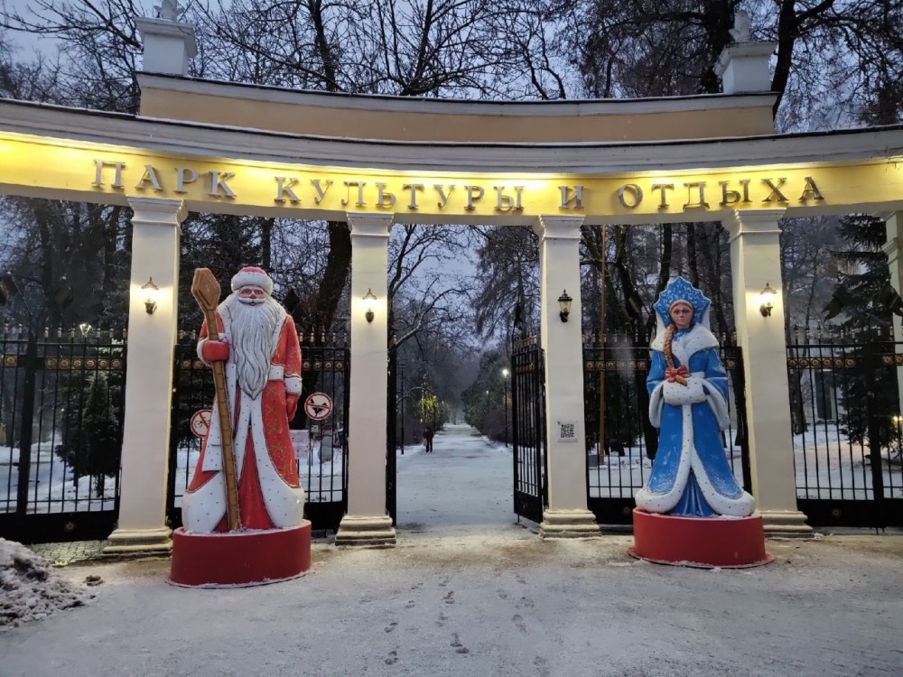 В Калуге установили Деда Мороза и Снегурочку