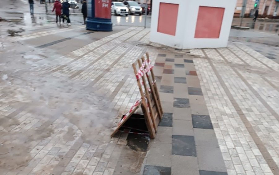 В Калуге образовался новый провал на тротуаре перед Дворцом спорта