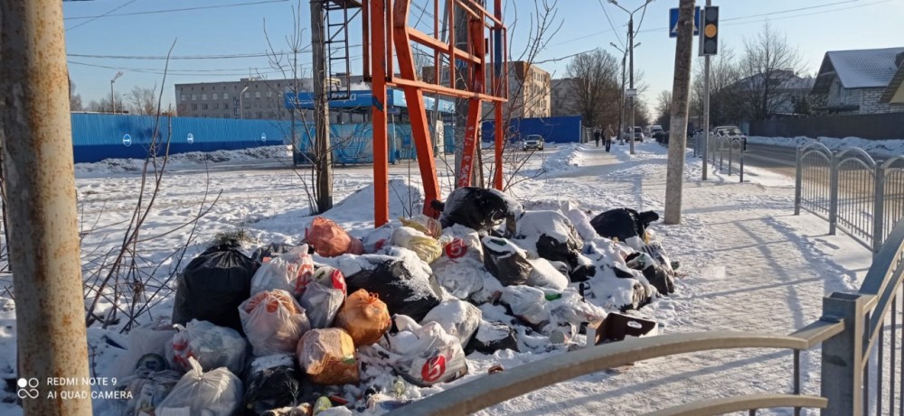 В Калуге жители улицы Тарутинской продолжают складировать мусор возле дороги