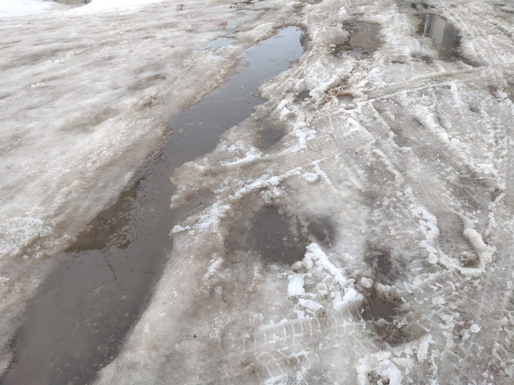 В Калуге тротуары покрылись льдом и лужами