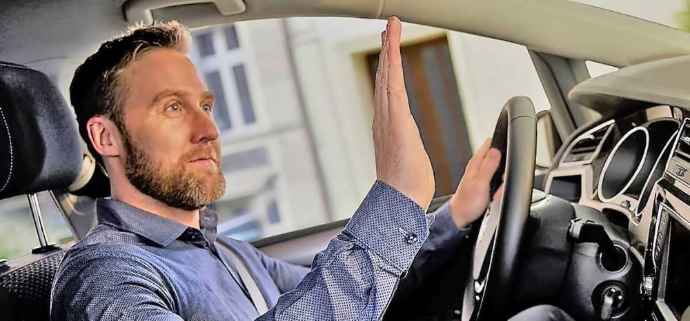 Условные сигналы водителей на дорог: какие жесты помогают автомобилистам