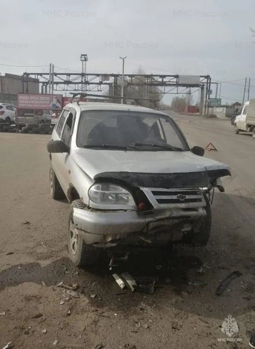 В Калуге «Хендай» и «Шевроле Нива» разбились на улице Светлой ...