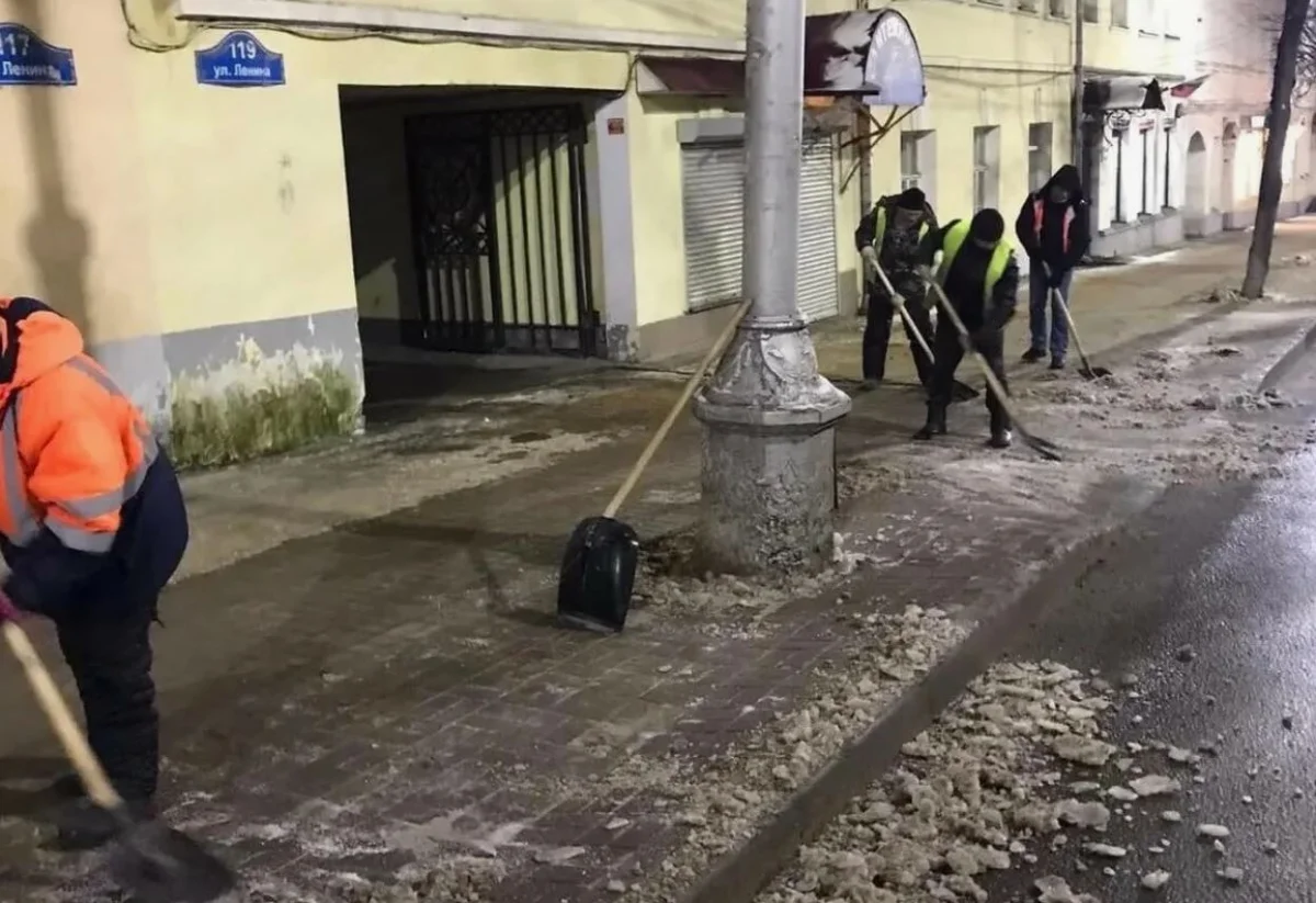 Городским коммунальным службам не хватает сотни рабочих.