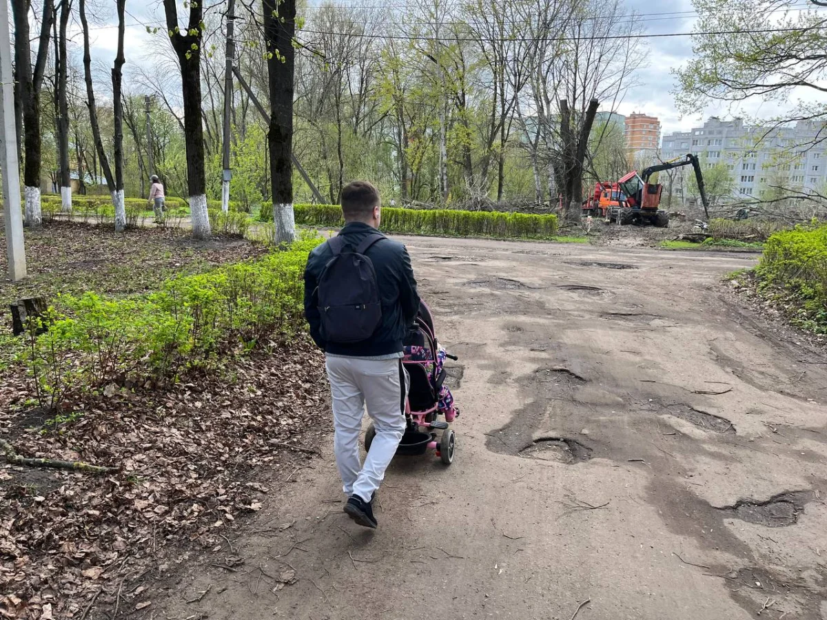 На территории больницы прогуливаются с детьми.