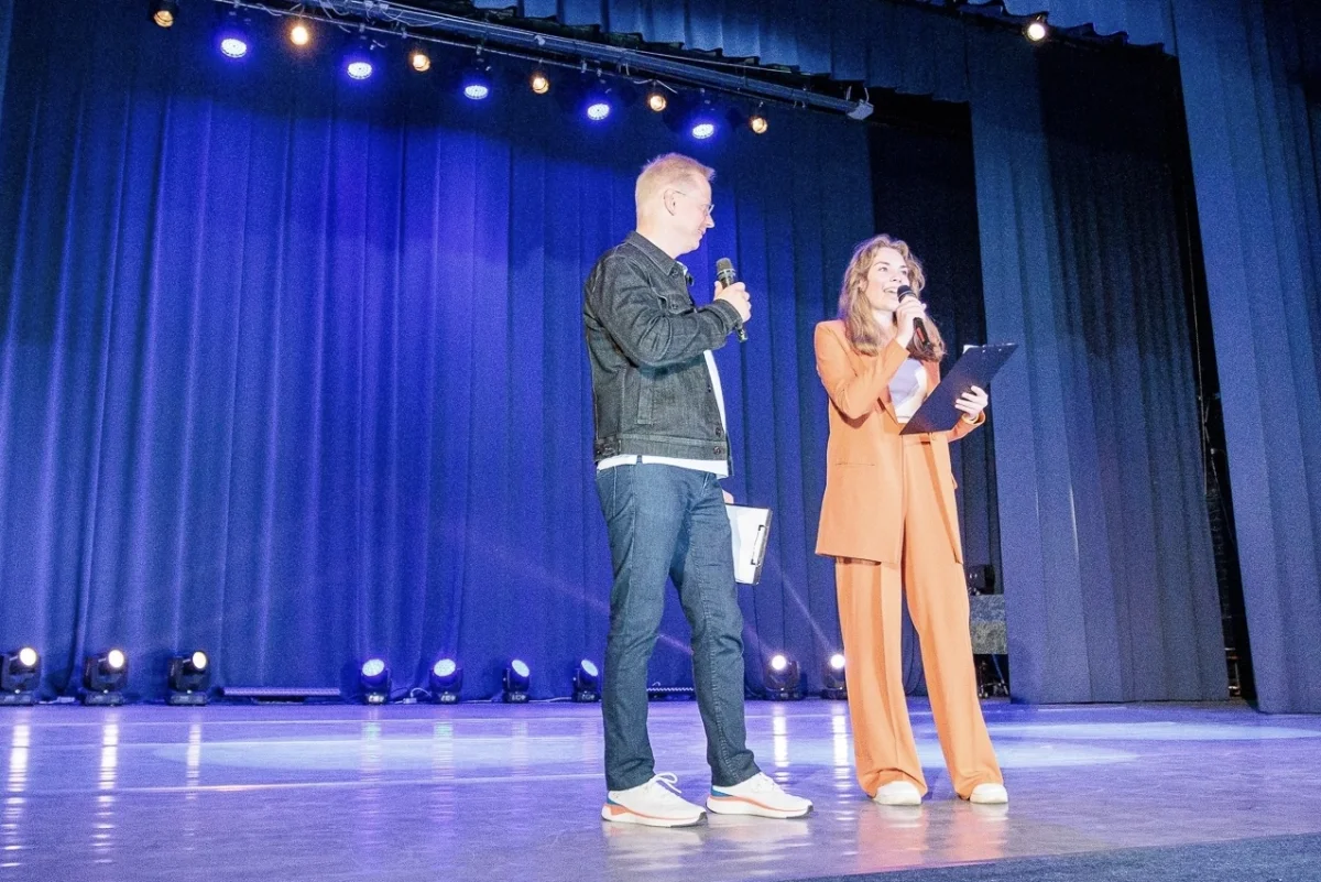 Ирина Таирова и ведущий Эрнест Мацкявичюс.