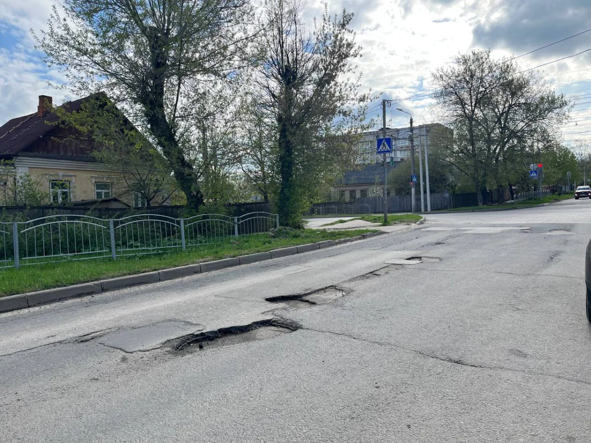 Улица Маяковского на всем протяжении изувечена ямами.