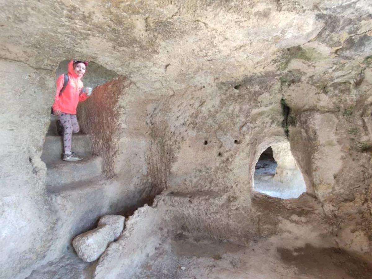 Инересно побывать внутри пещерного города.