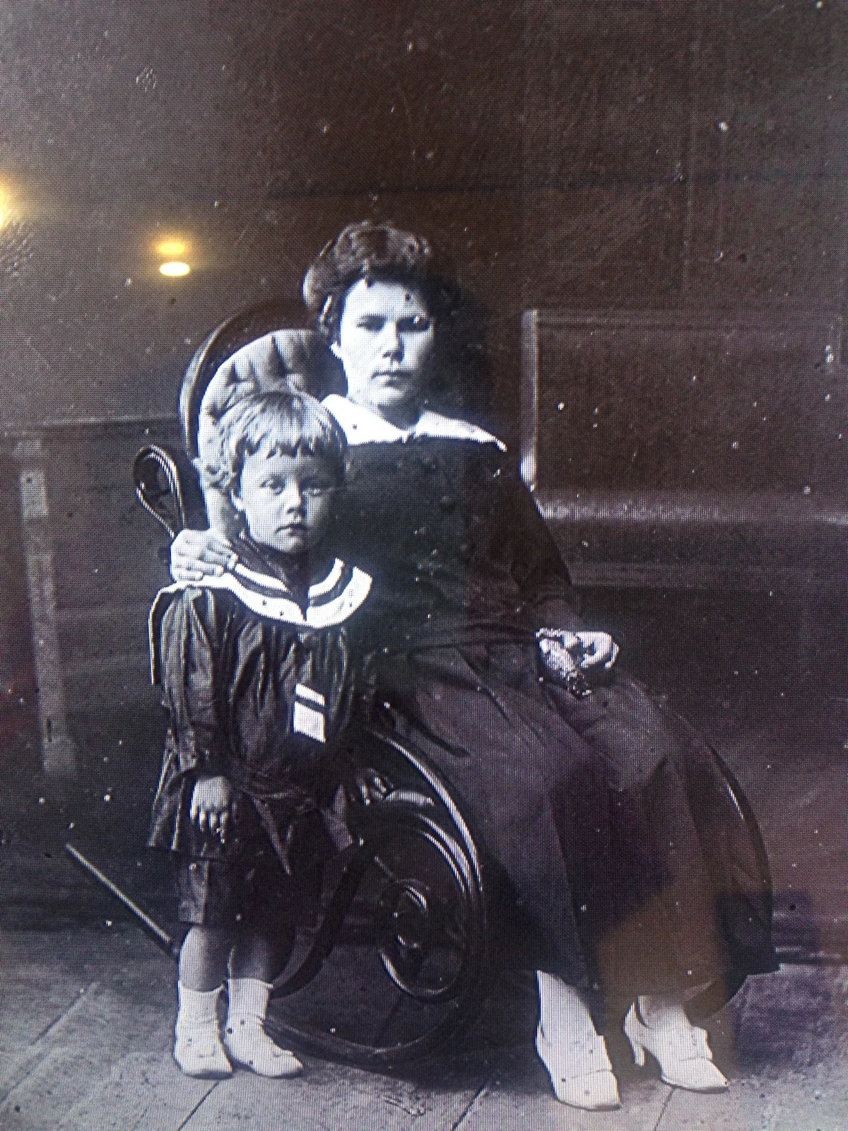 Серафим Туликов с мамой Александрой Александровной, 1919 год. 