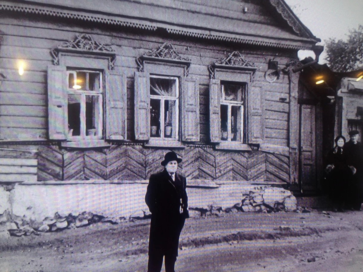 Возле своего дома в Калуге, на ул. Знаменской.