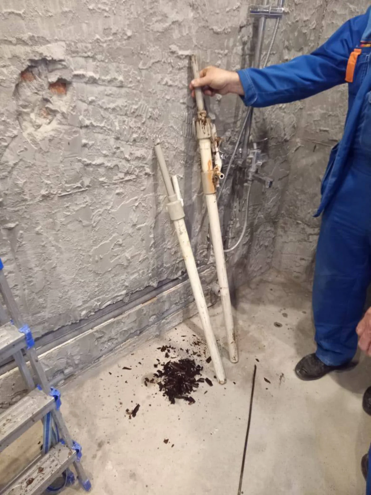 Трубы с горячей водой забиты полностью.