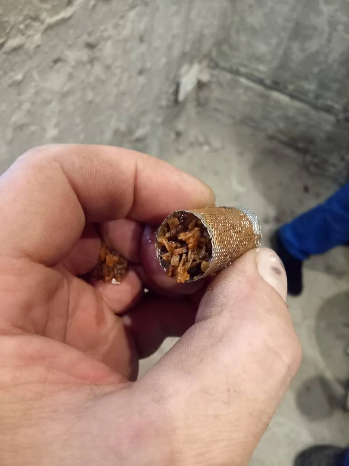 Горячей воде не пройти.