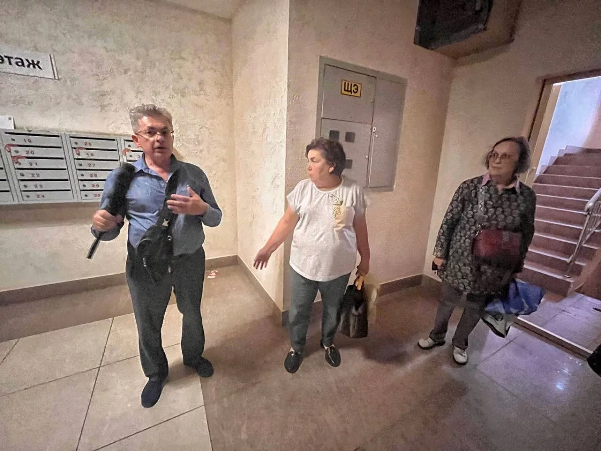 Возвращавшиеся домой жильцы подтверждали серьезные перебои с горячей водой.