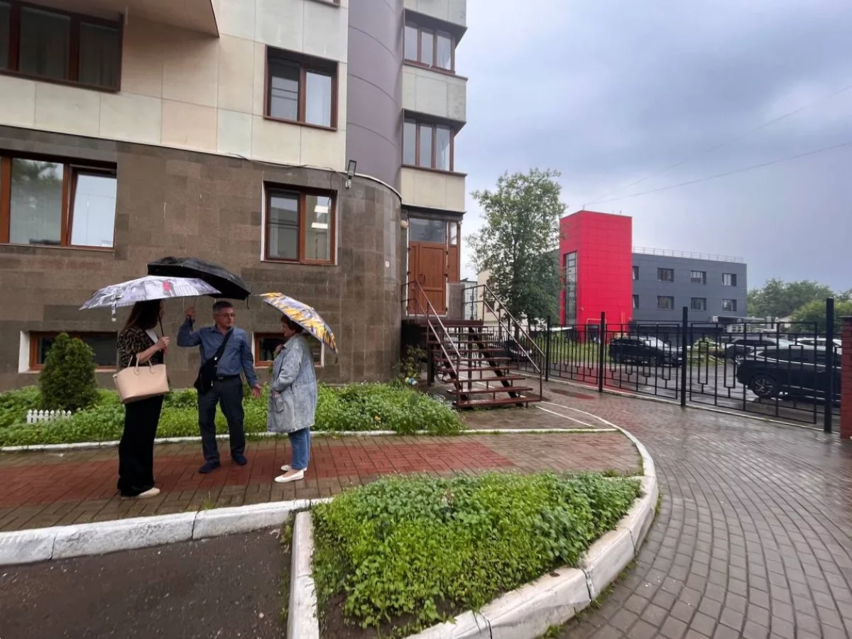 Промывка всей системы пока невозможна: специалисты отказываются выполнять работы, боясь судебных разбирательств с владельцем цокольного этажа.