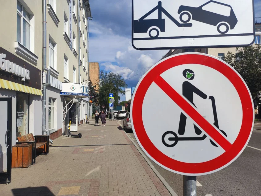 Самокатчики в Калуге не обращают внимания на ограничительные знаки ...