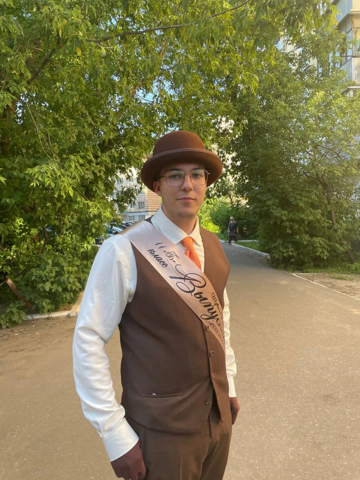 Роман выбрал классическую мужскую шляпу и перчатки.