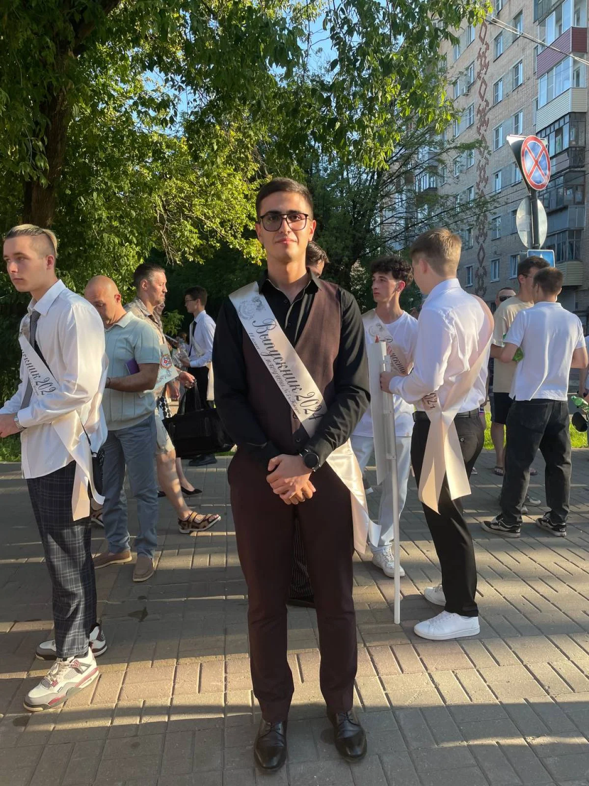 Богдан выглядит стильно, молодому человеку комфортно в выпускном костюме.