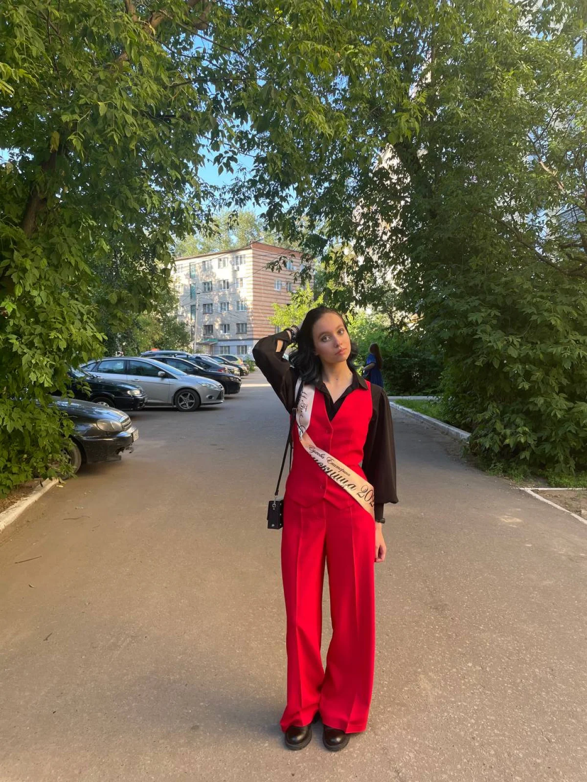 Брючный костюм дополняет серьезную и целеустремленную Екатерину.