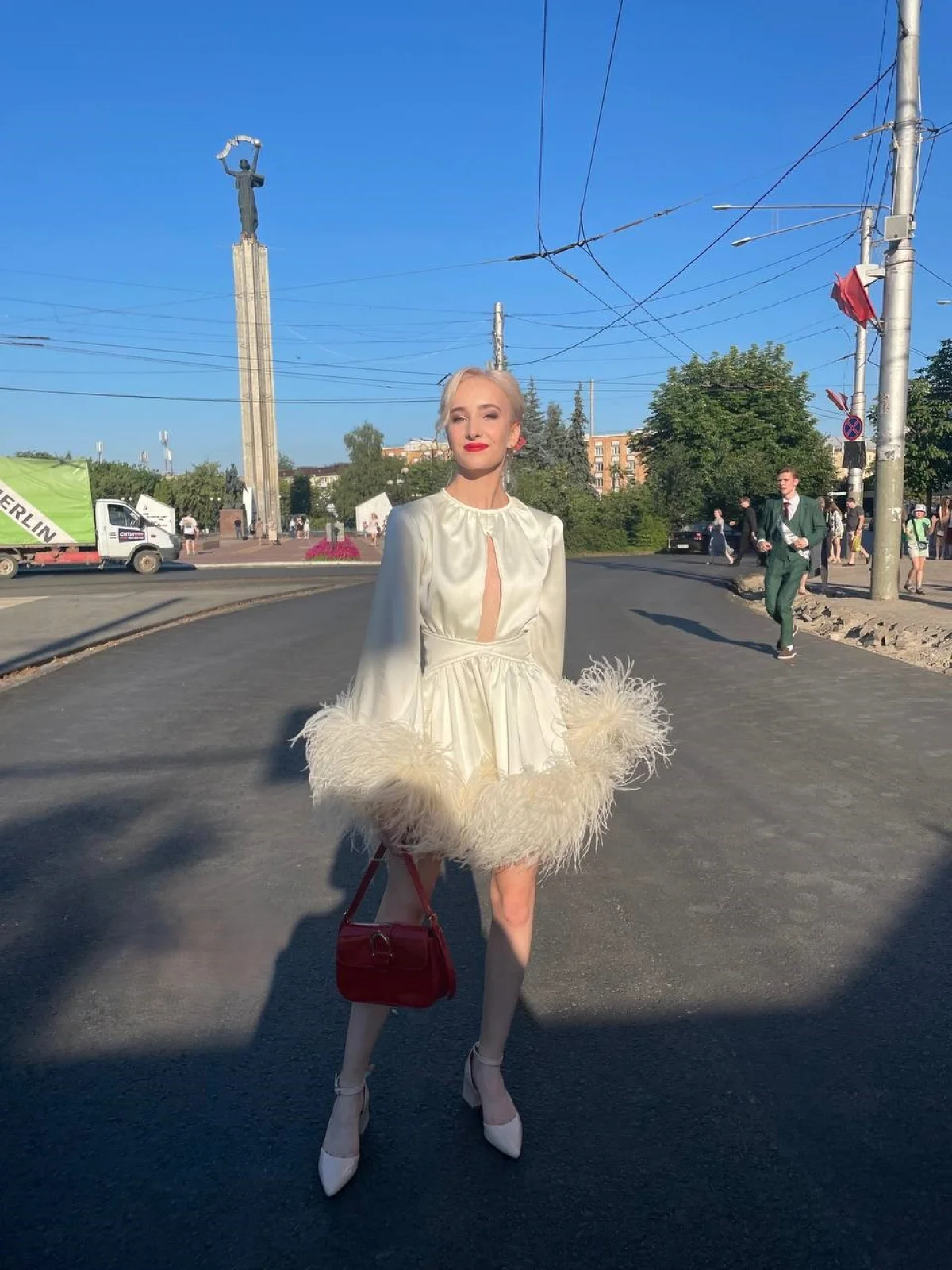 Утонченная Полина шила платье на заказ. Фасон придумала сама.