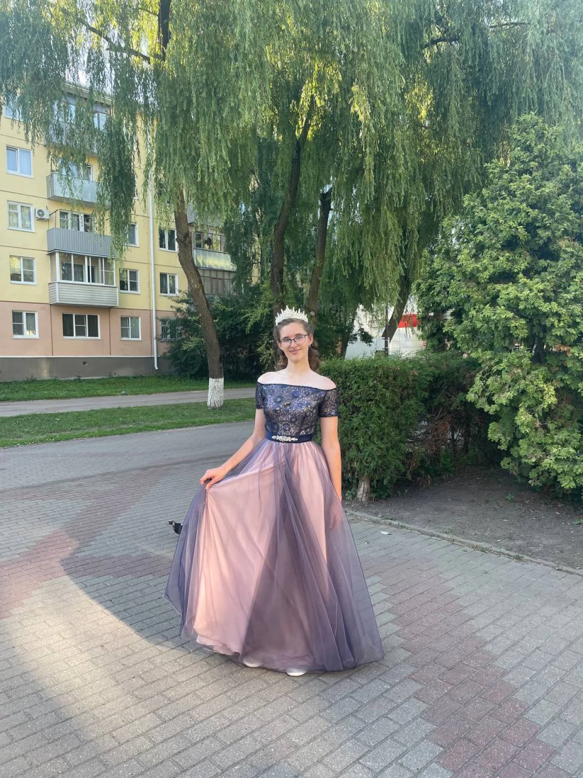 Настя мечтала о короне в выпускной вечер.