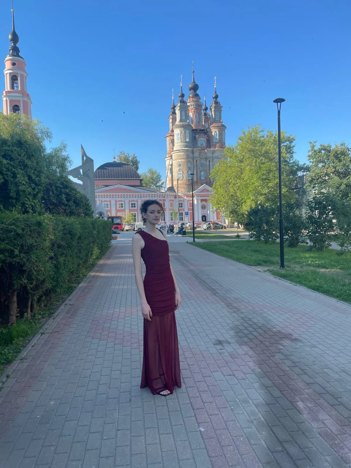 Утонченная Дарья закончила школу с красным аттестатом.