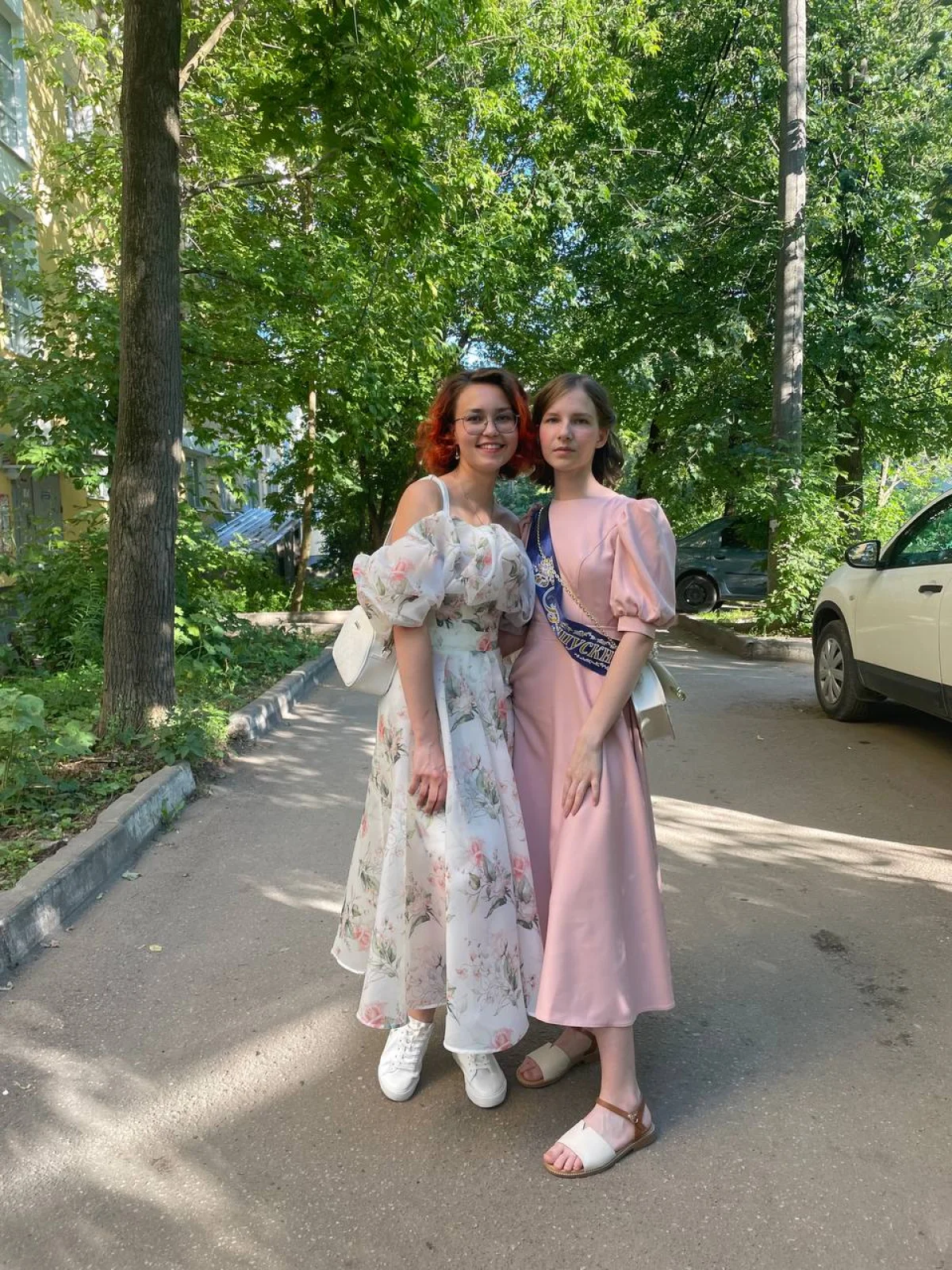 Саша и Варя в созвучных образах: девушки сделал выбор в пользу нежных оттенков и романтичного исполнения..