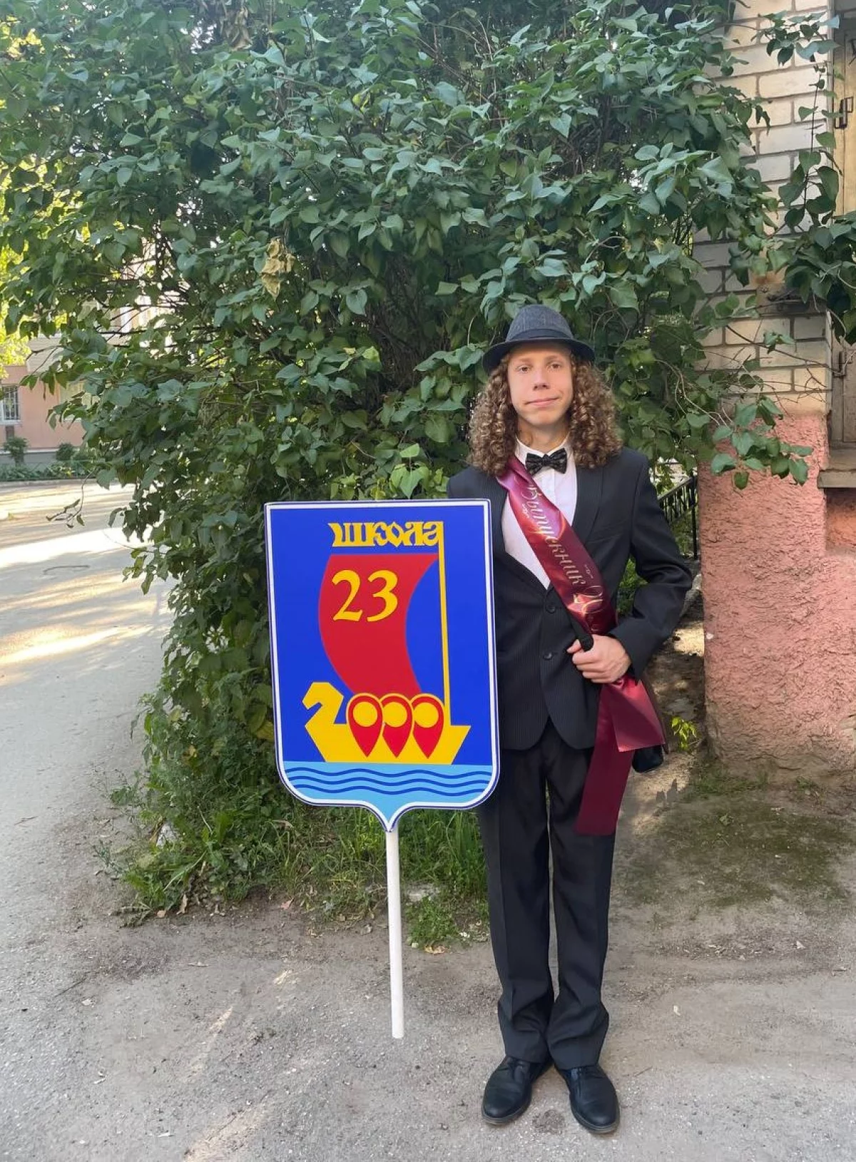 Андрей не первый молодой человек, который пришел на вечер в шляпе - и не прогадал.