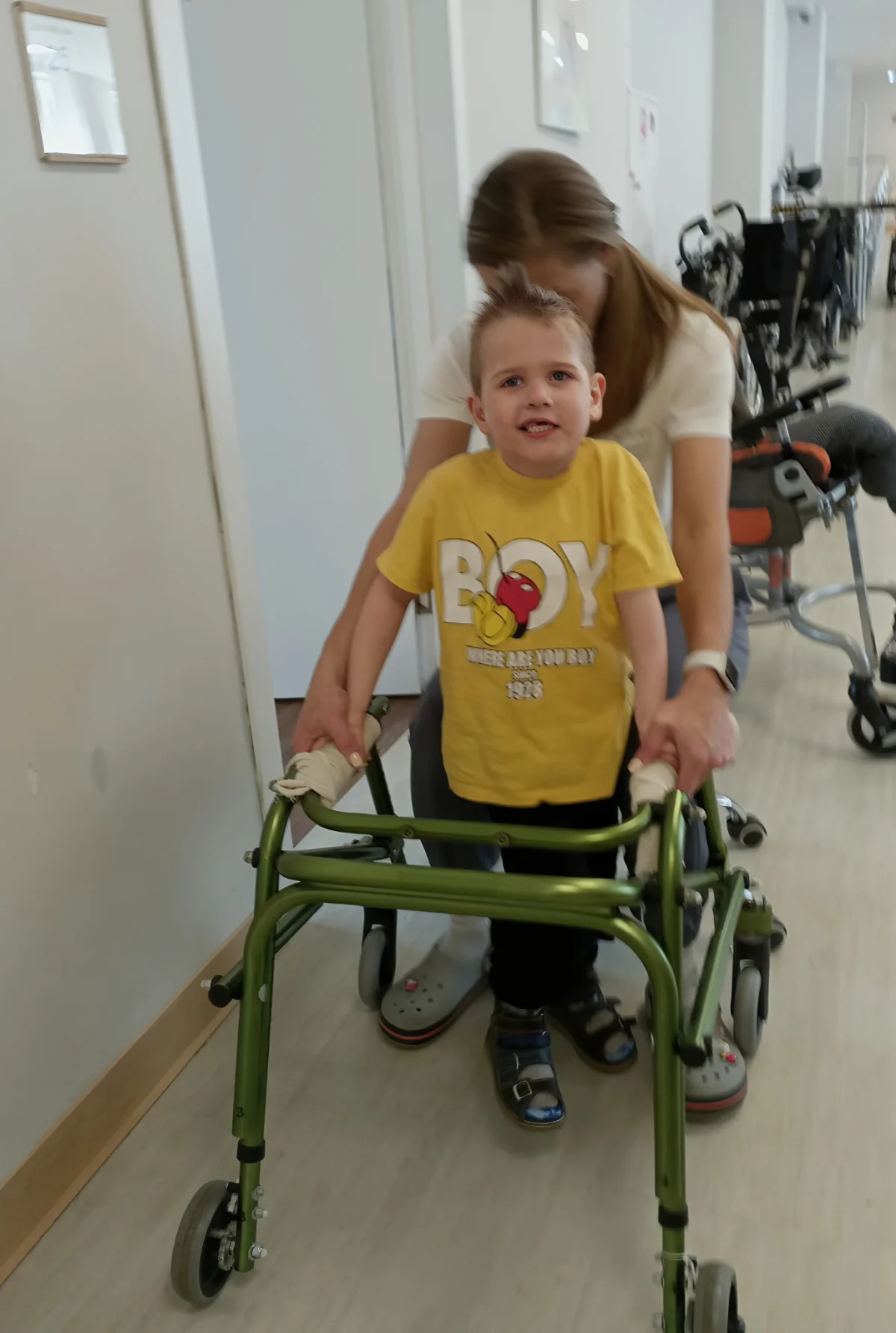 Федя упорно занимался и разрабатывал ручку и ножку.