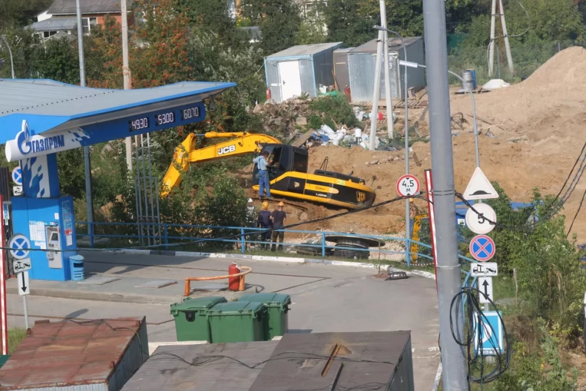 На стройплощадке не слишком многолюдно, сейчас время тяжелой техники